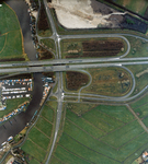 847507 Luchtfoto van de A1 met het viaduct over de Eem bij Eemnes; rechts de op- en afritten naar de Bisschopsweg (de ...